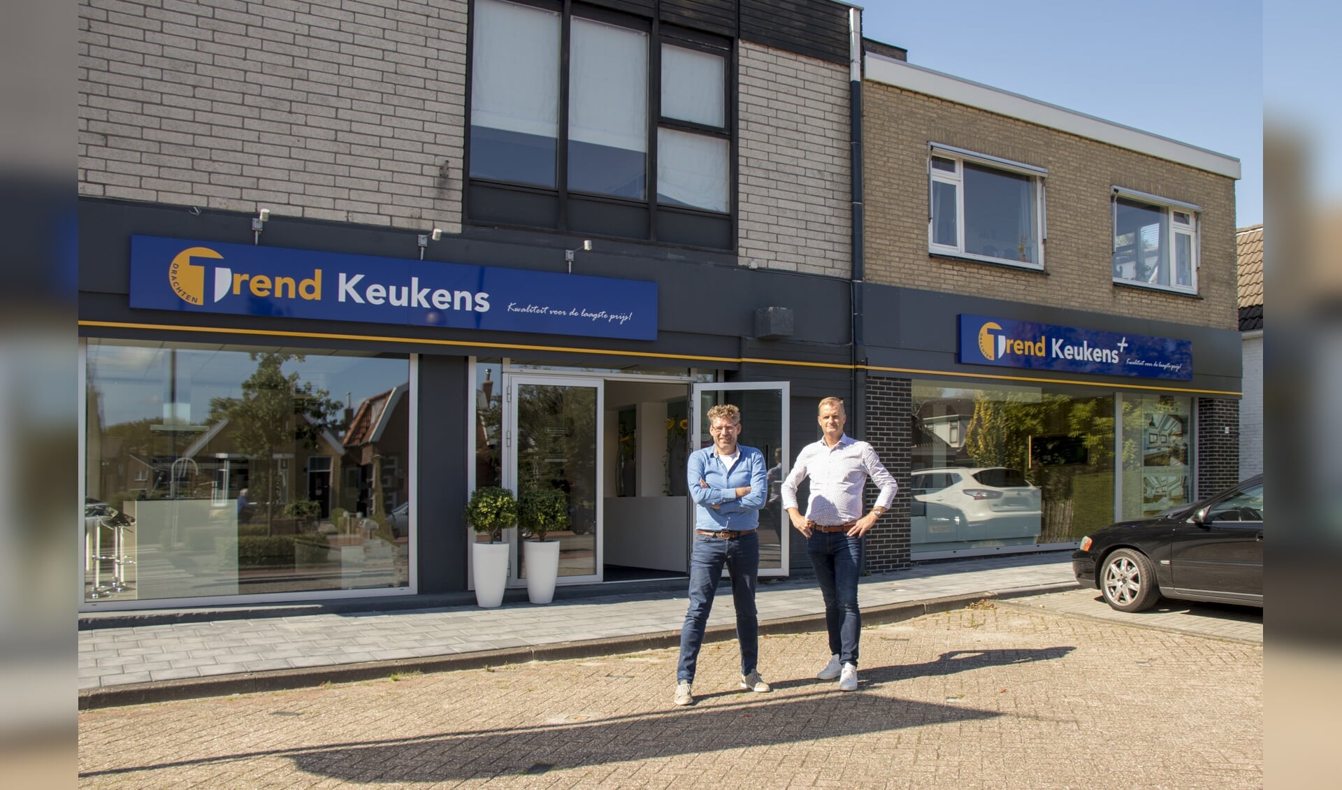 Erik Koudenburg en Johan Bosker voor het pand van Trendkeukens in Drachten.