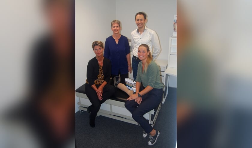 Het team bandagisten van Helfrich Compressiezorg. Achter: Jannie Vaatstra en Klaas Helfrich. Voor: Sjieuwke van der Bij en Janet Spoelstra.