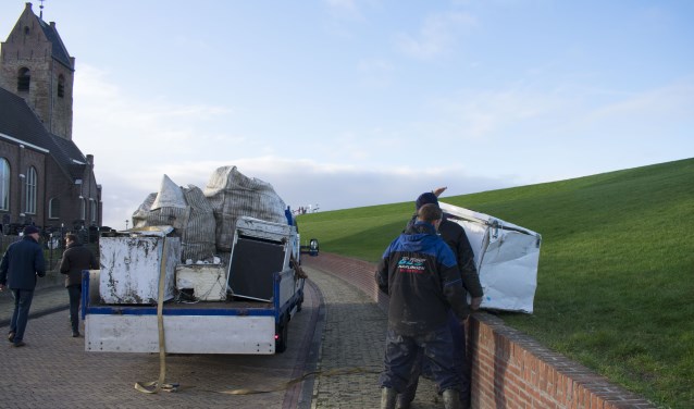 Medewerkers van BDS Maritiem uit Harlingen in actie in Wierum.