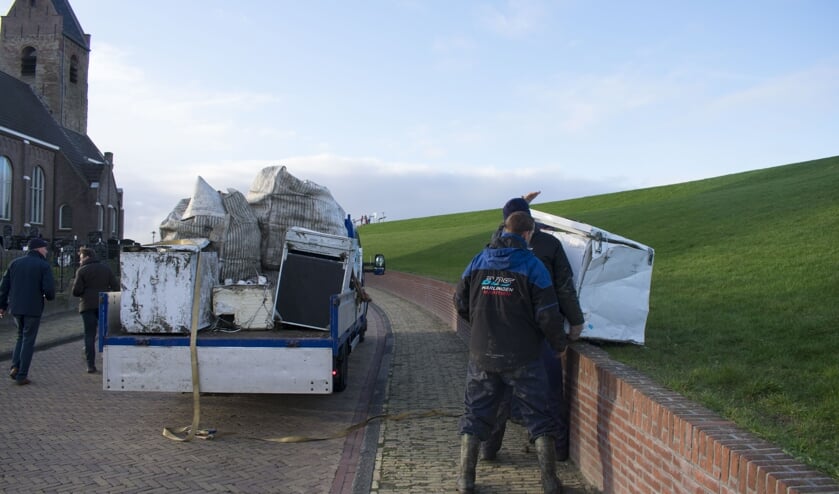 Medewerkers van BDS Maritiem uit Harlingen in actie in Wierum.