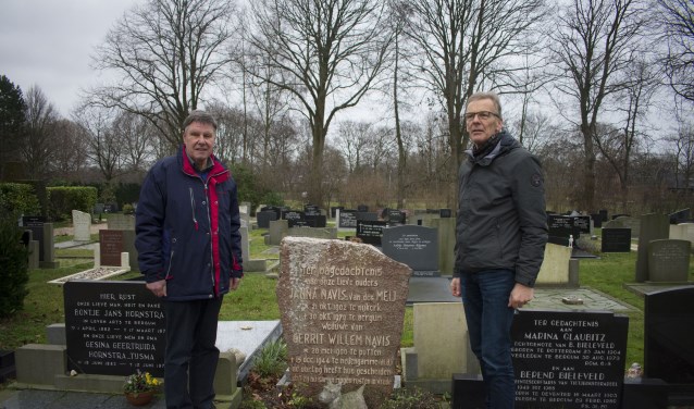 Bernard Bos (links) en Rintje Noppert op begraafplaats Burgum bij één van de ruim zestig bijzondere graven.