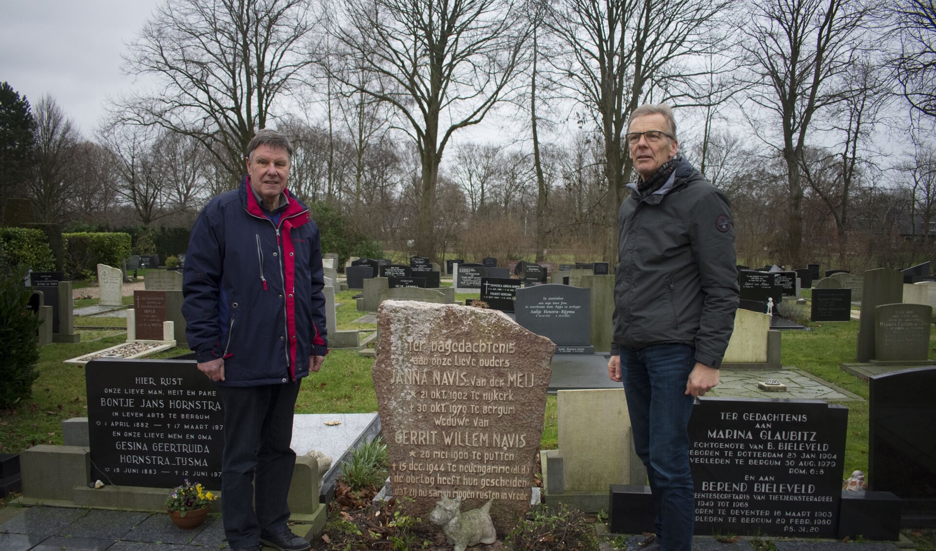 Bernard Bos (links) en Rintje Noppert op begraafplaats Burgum bij één van de ruim zestig bijzondere graven.