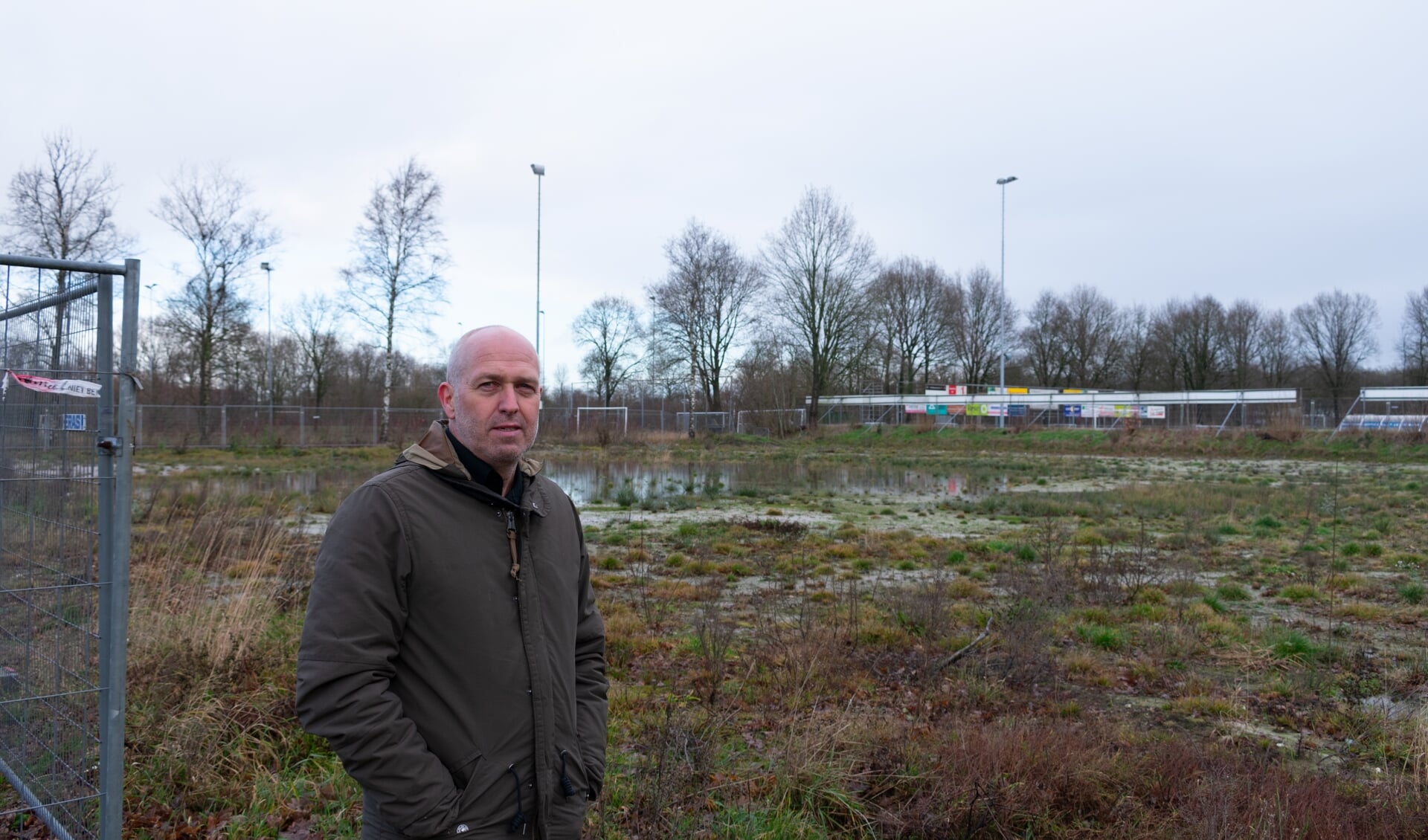 Architect Pieter Schievink van Alynia voor het terrein waar het nieuwe sportcomplex moet komen.