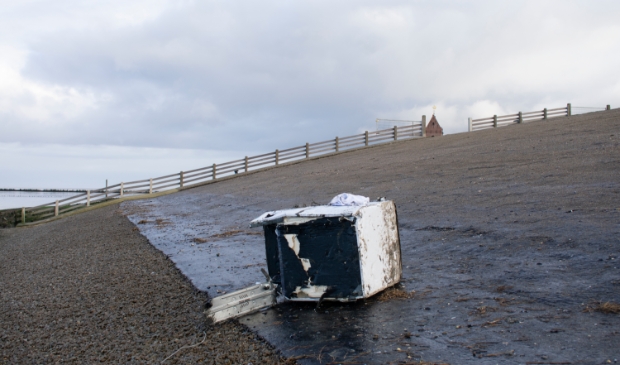 <p>Binnenkort opnieuw koelkasten en ander 'afval' op de kust? Deze kwam uit een container van de MSC Zoe, begin januari 2019.</p>
