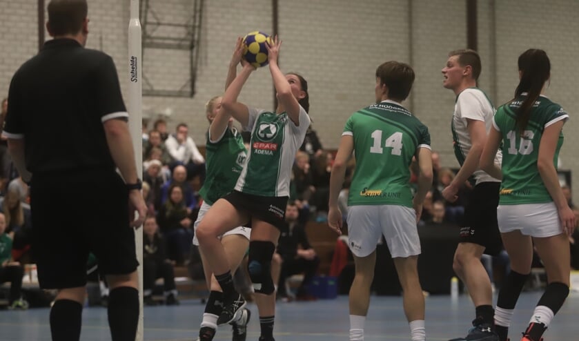 Laura van Noordenburg van Quick' 21 doet een schotpoging tegen KV Hoogkerk. Tweede van rechts is Stan Kleinhuis.