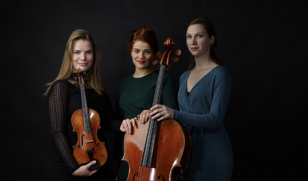 De leden van het Volkmann Trio: Coraline Groen (viool), Valentina Toth 
(piano) en Jobine Siekman (cello). 