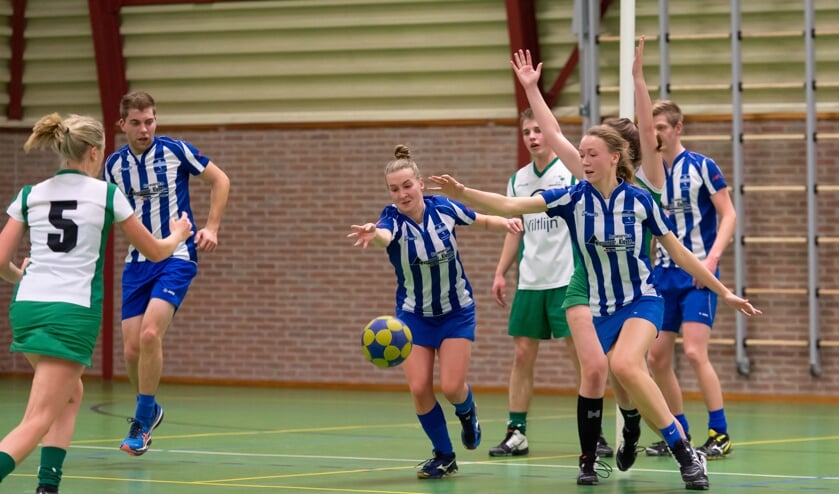 Erwin van der Broek, Nienke van Breeden, Anna Tadema en Ellard Hoekstra van KV Veenwouden (blauw-wit tenue) v.l.n.r. in actie tegen Spannum.