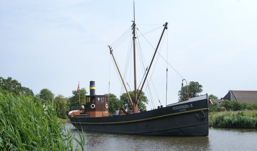De Stânfries X vaart op de Dokkumer Ee.