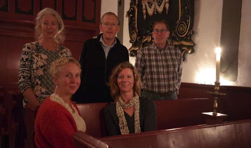 Baukje Hellema, Bernard Keizer, Albert van der Berg, Heleentje Swart en Anniëtte Kramer organiseren vanuit het kerkje in Jouwsier zaterdagavond een wandeltocht door de donkere omgeving.