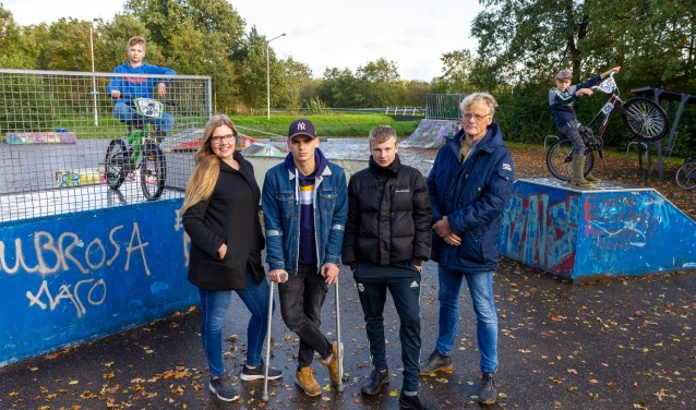 Vooraan: Ramona Diks (Stichting Welzijn Het Bolwerk), Roy Everts, Geert van der Veen en Aije Klaren (Stichting It Boartersplak). Achter: Meinte Dijkstra en Martinus van der Meer
