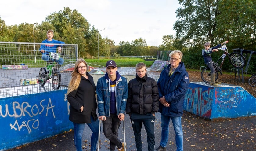Vooraan: Ramona Diks (Stichting Welzijn Het Bolwerk), Roy Everts, Geert van der Veen en Aije Klaren (Stichting It Boartersplak). Achter: Meinte Dijkstra en Martinus van der Meer