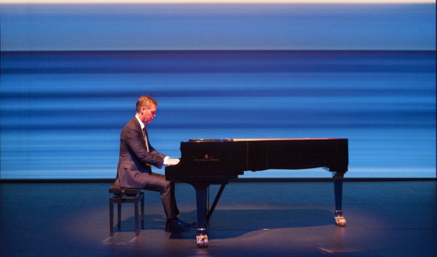 Het videowerk Stripes for Philip Glass: Facades van Johannes Bosgra uit Burgum.