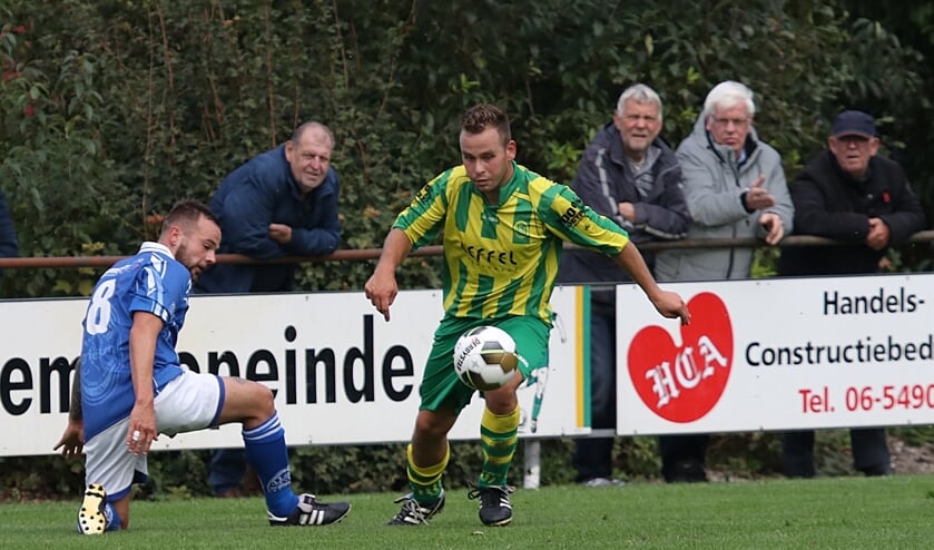 Hille Postma (Harkema-Opeinde) zet Marcel van der Meulen (VIOD, links) op het verkeerde been.