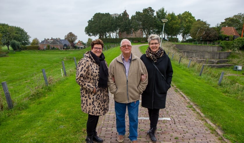 De organisatoren Afke Kramer-Atsma (links) en Liesbeth Sijtsma (rechts) met in het midden de voorzitter van Stichting Terp Hegebeintum, Rits van der Ploeg.