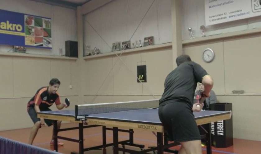 Jaap van Tijum van Tafeltennisvereniging Buitenpost aan zet tegen Jean-Paul Montanus.