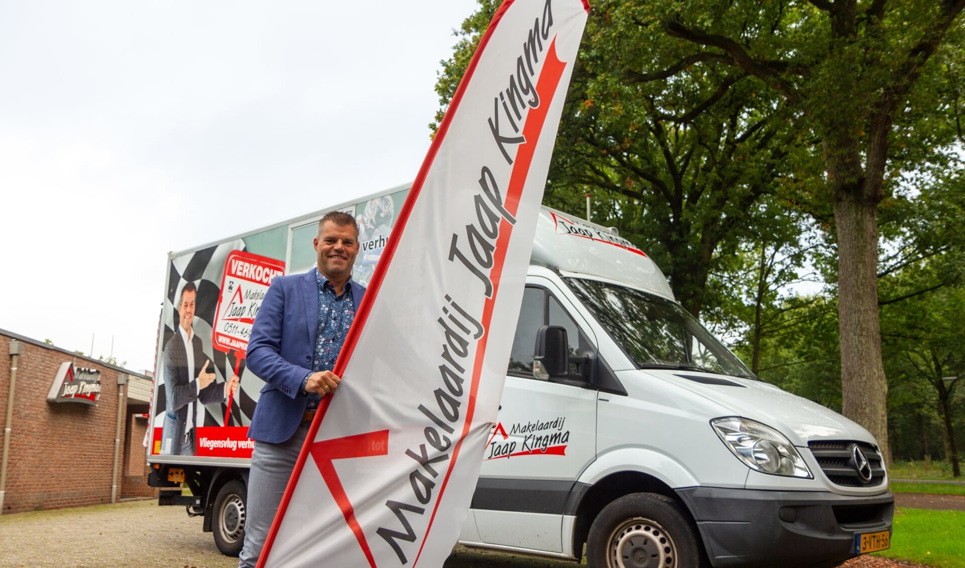 Jaap Kingma bij de verhuiswagen die klanten gratis mogen gebruiken.