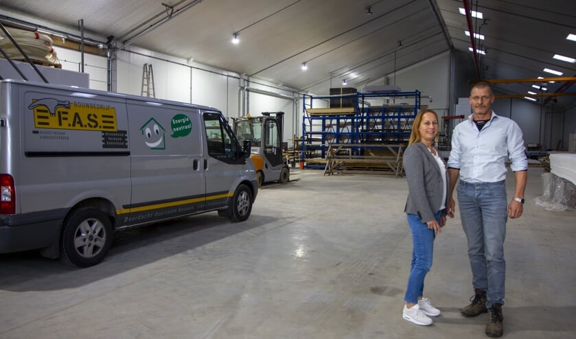 Elly en Paul de Klein in hun nieuwe loods in Buitenpost. De ruimte van 1100 vierkante meter wordt verwarmd met gemiddeld 8 kilowatt.