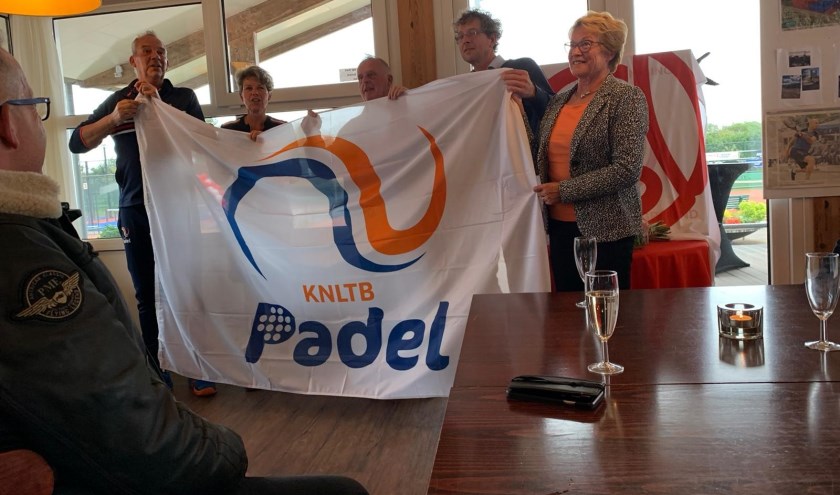 Het bestuur van tennisvereniging TSO neemt de officiële Padel-vlag in ontvangst van de tennisbond KNLTB.