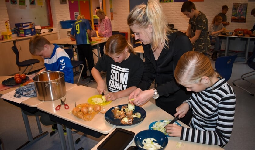 Onder leiding van foodtruck Mama Mascha maakten de leerlingen een lunchbuffet en soep.