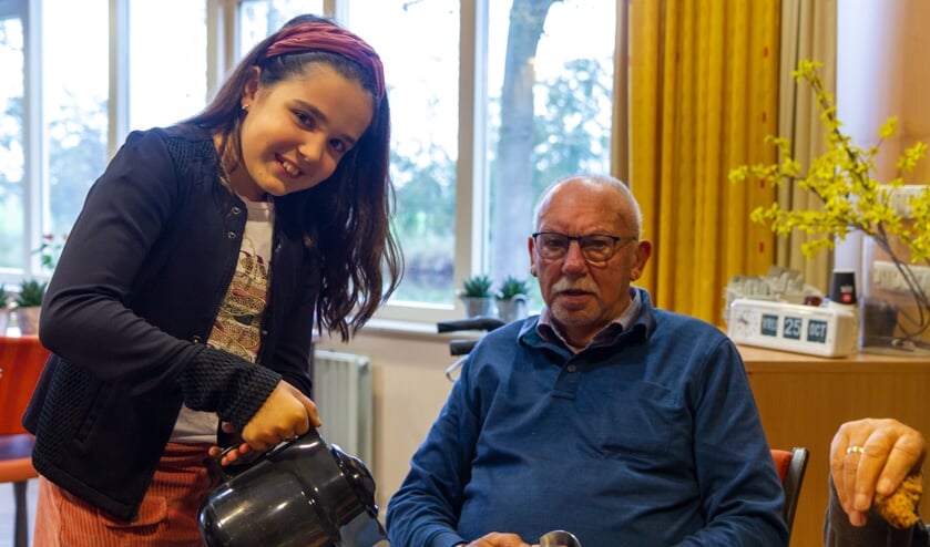 Sofie schenkt koffie in voor Sietse Vonk, een bewoner van Bennema State.