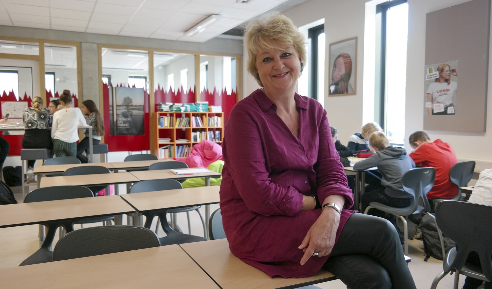 Directeur Gretha Dam van het Lauwers College in Buitenpost te midden van eerste klas-leerlingen in één van de lokalen waar flexlessen plaatsvinden.