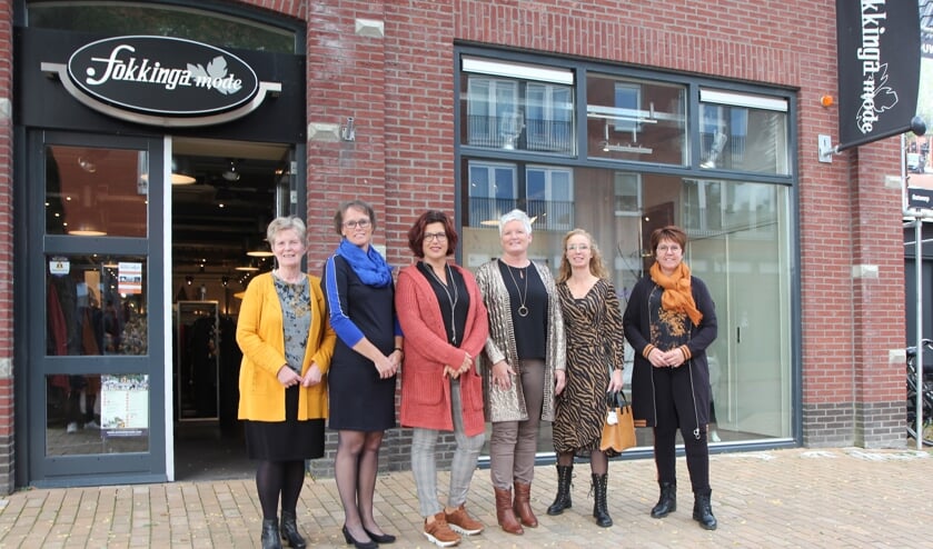 De mannequins van Fokkinga Mode zijn klaar voor de eerste ronde van de modeshow. Tot half oktober zijn er totaal negen modeshows bij de vestigingen in Surhuisterveen, Dâmwald en Drachten.