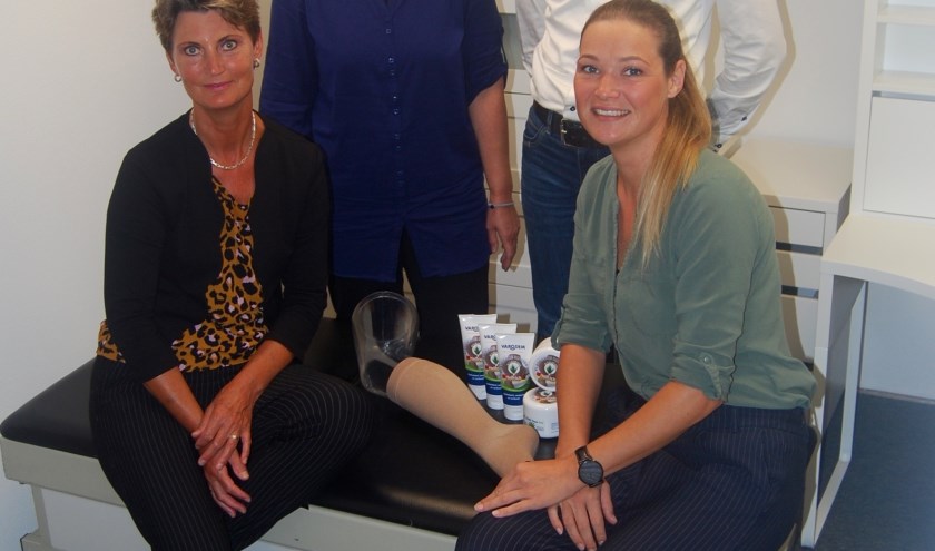 Het team bandagisten van Helfrich Compressiezorg. Achter: Jannie Vaatstra en Klaas Helfrich. Voor: Sjieuwke van der Bij en Janet Spoelstra.