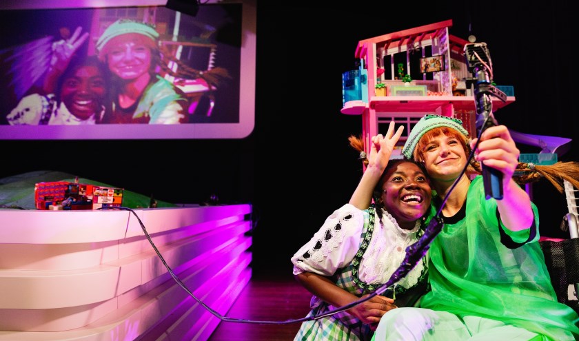 De voorstelling Heidi Pippi Sissi Ronnie Barbie gaat over deinvloed van social media.
