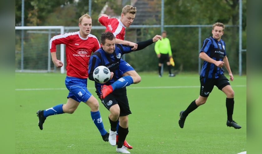 Peter Poortman van SC Twijzel belet Jorrit Schra van Rottevalle (midden) het spelen. Rechts Liekele Kamminga en links Klaas Jan Fokkema.