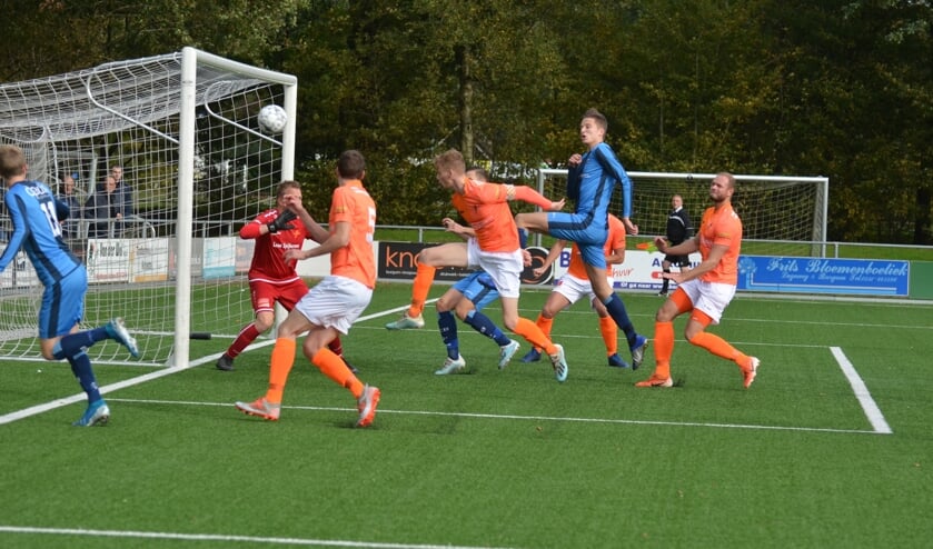 Deze inzet van Justus Boomsma van FC Burgum (midden, blauw tenue) voor het doel van keeper Auke Hoekstra van Kollum levert geen doelpunt op. V.l.n.r. de verdedigers Jasper Sietzema, Ruben Merkus Randy van Malsen en Wiebe Postma.