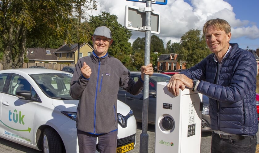 Wim Haalboom en Hans Hoogesteger van Stichting De Tûk. De Tûk is de elektrische deelauto in de Trynwâlden. Het is een initiatief van zes vrijwilligers, drie bedrijven, dorpsbelangen en energiecoöperatie Trynergie. De Tûk is nu te huur bij Garage Olijnsma, maar binnenkort ook te reserveren via internet en een app. www.tukauto.frl