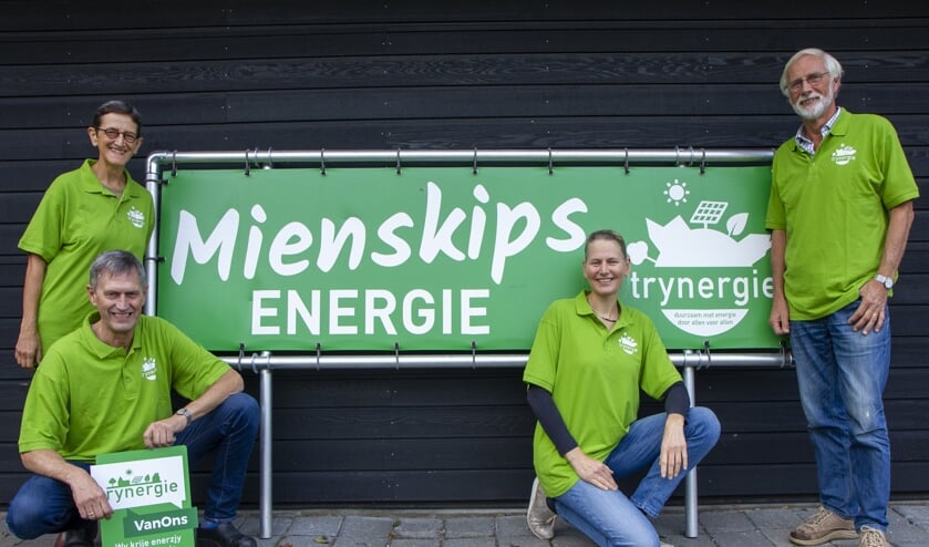 Het bestuur van Trynergie. V.l.n.r. Corien van der Linden (secretaris), Tseard van der Kooi (voorzitter), Jitske Stavenga (bestuurslid energiezaken) en Dick van der Duijn Schouten (penningmeester en vrijwilliger opwekprojecten).