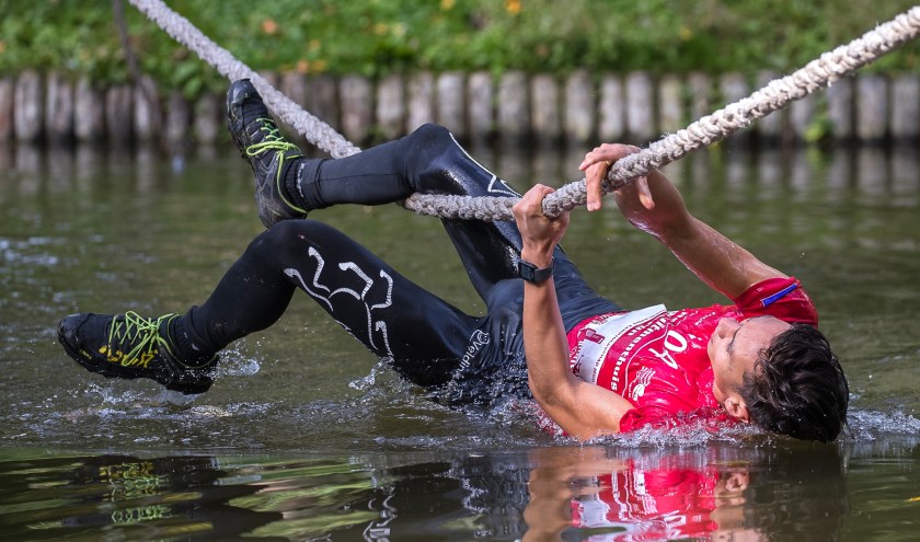 De deelnemers van de Bikkel Survivalrun stuiten op pittige hindernissen.