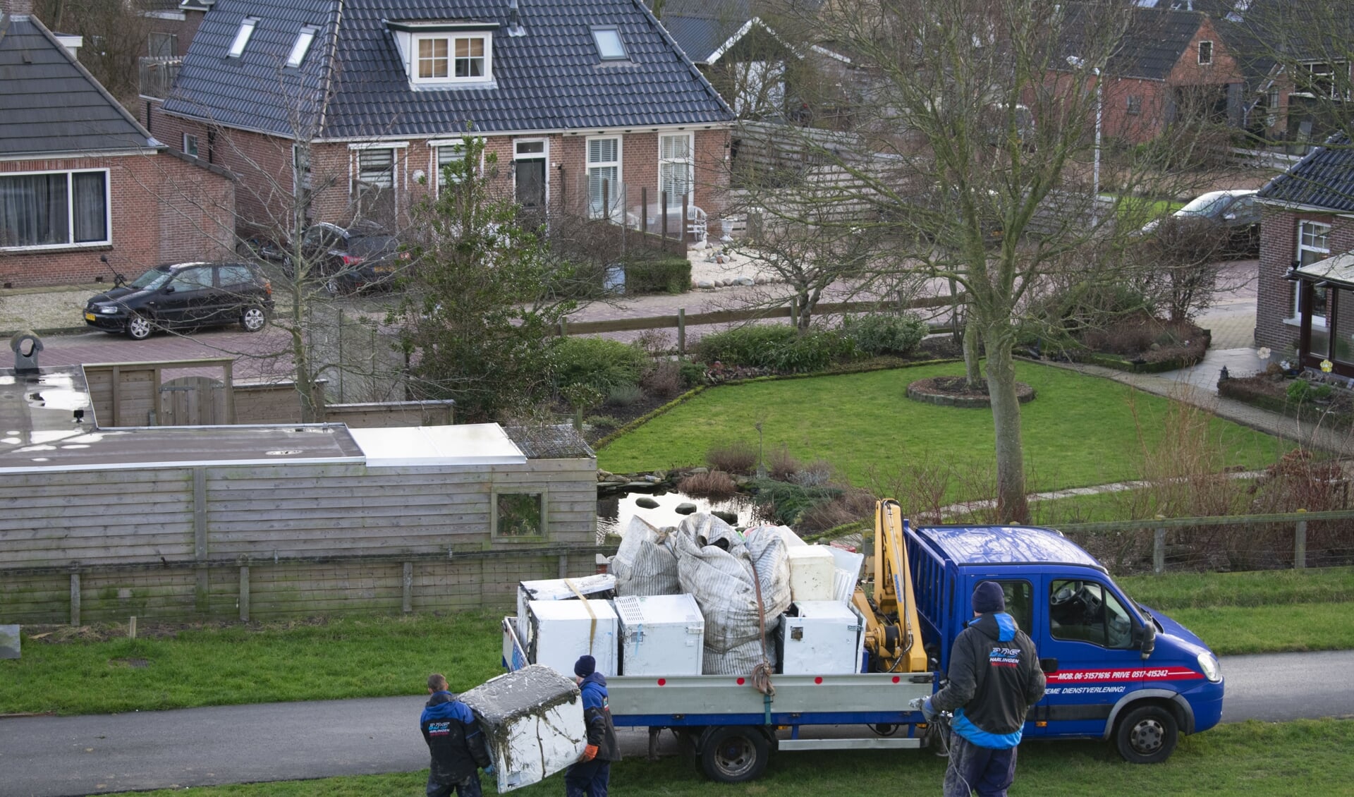 Containerafval van MSC Zoe wordt bij Wierum verzameld.