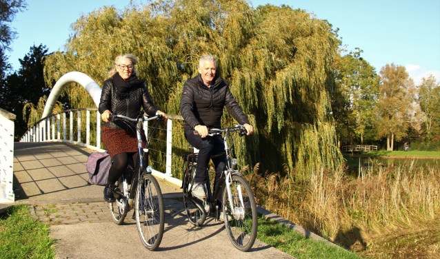 Tineke en Johannes van der Meer genieten van hun vrije tijd in het herfstzonnetje.