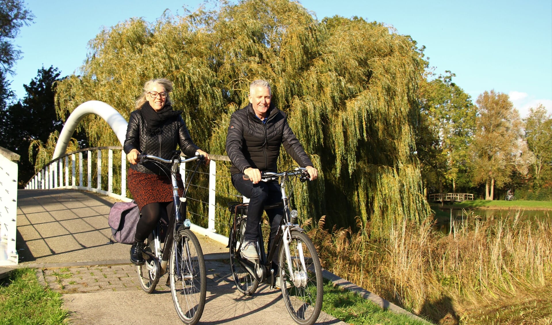 Tineke en Johannes van der Meer genieten van hun vrije tijd in het herfstzonnetje.