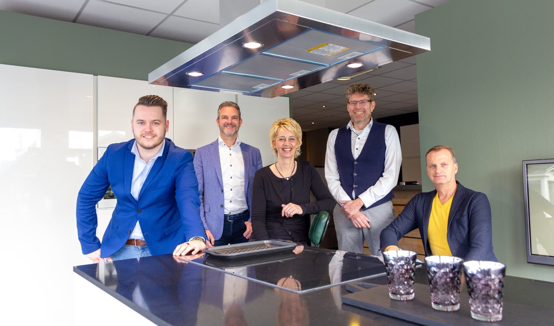 Het huidige team van Trend Keukens: Bento Sicco van der Wal, Wilko Kronemeijer, Jeannette Postmus, Erik Koudenburg en Johan Bosker. Op de foto ontbreekt Joke Huisman.