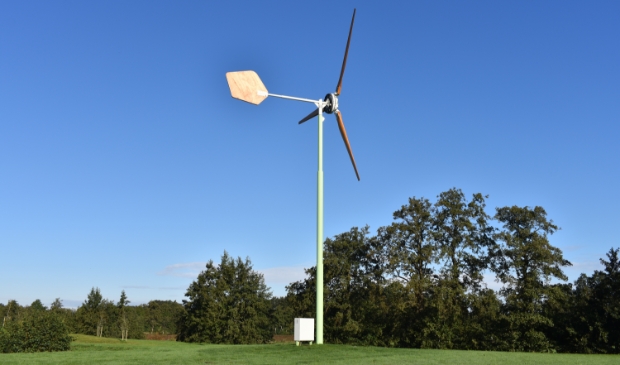 <p>Kleine windturbine van EAZ Wind. De wieken en de 'staart' zijn van hout, de as-hoogte is maximaal 15 meter.</p>