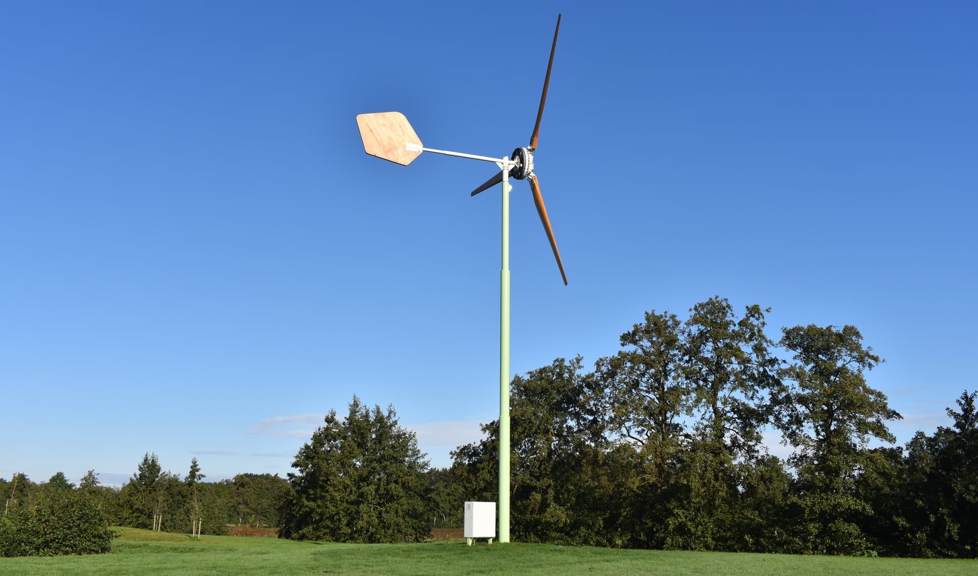 Kleine windturbine van EAZ Wind. De wieken en de 'staart' zijn van hout, de as-hoogte is maximaal 15 meter.