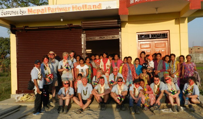 Interra Joure hielp stichting Pariwar in Bachhauli, Nepal, in 2017 bij het vergroten van een 'vrouwenhuis'. Precies in het midden, op hurken, Jan van der Laan.