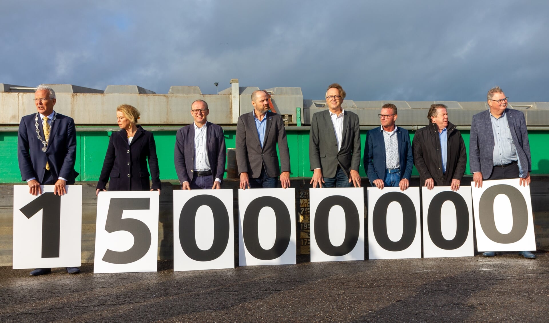Ondernemers uit Drachten en 't gemeentebestuur van Smallingerland beloofden samen 15 miljoen euro voor een nieuwe vaarweg naar Drachten, oktober 2019. 