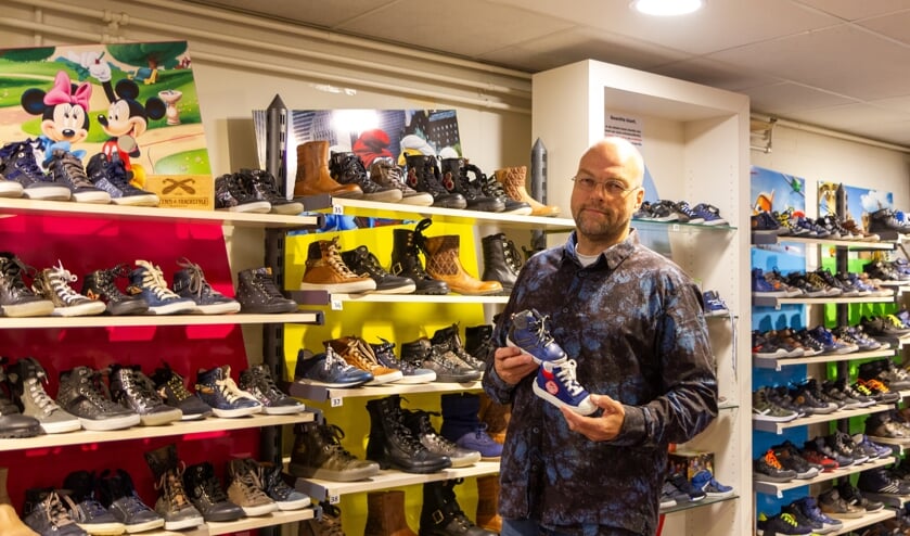Sjoerd Lampers toont een deel van de ruime collectie kinderschoenen.