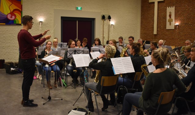 Dirigent Johan Postma oefent met De Bazuin voor het jubileumconcert van 30 november in Holwerd.