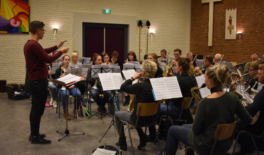 Dirigent Johan Postma oefent met De Bazuin voor het jubileumconcert van 30 november in Holwerd.