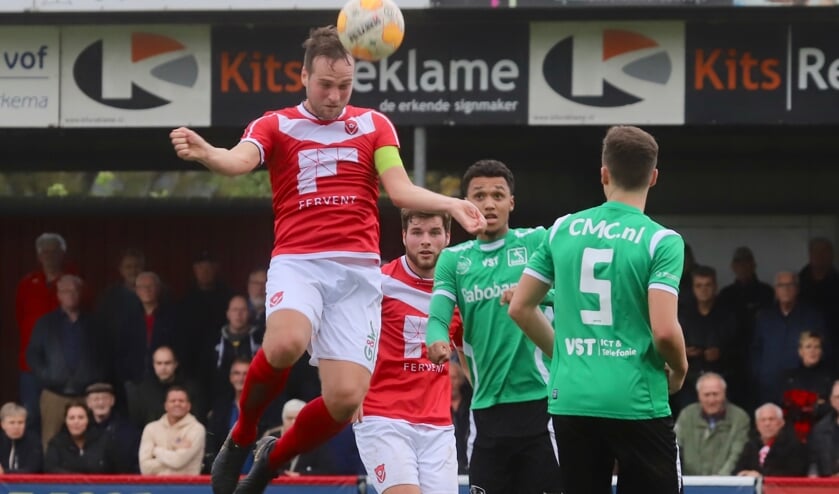 Twee doelpuntenmakers van Harkemase Boys: Henny Bouius (koppend) en achter hem Berwout Beimers.