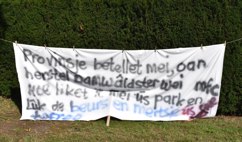 Spandoek voor subsidie voor nieuw dorpshuis in Feanwâlden.