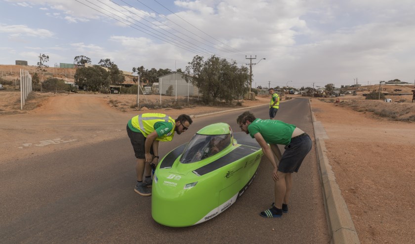 Teamleden in gesprek met een bestuurder van hun Green Lightning in Australië.