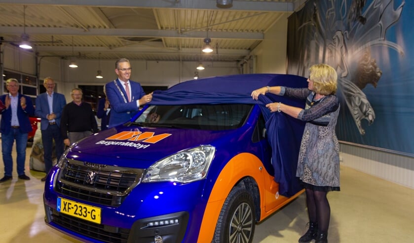 Burgemeester Jeroen Gebben en bestuurslid en initiatiefnemer Hanneke Haagsma onthullen de nieuwe kleurstijl.