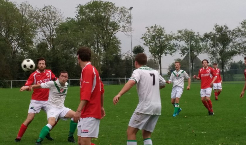 De voetballers van VV Warga (wit-groene tenues) kunnen gebruik maken van veldverlichting.