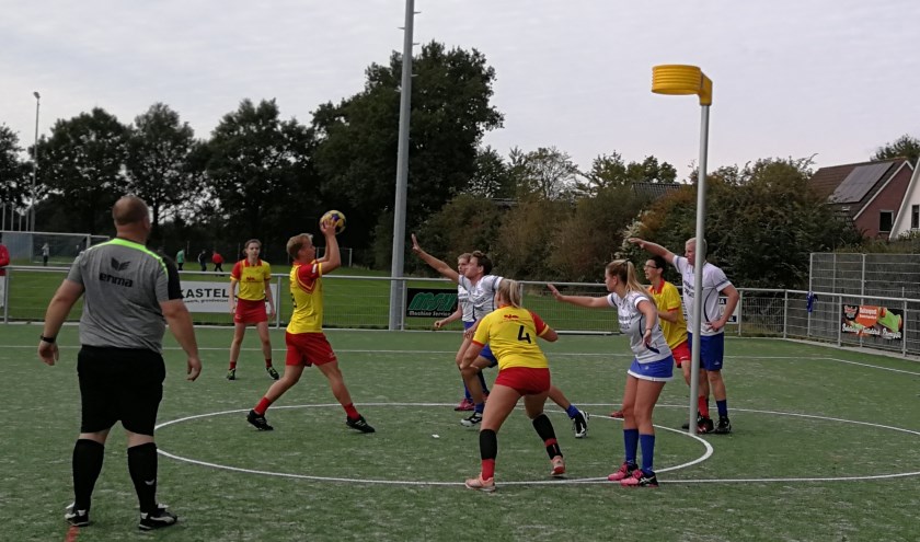 Flamingo's legt aan voor een schot tegen Olympia.